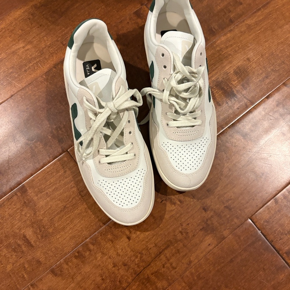 NWT/Box, Veja V-90 White and Green Leather Sneakers, Sz 11